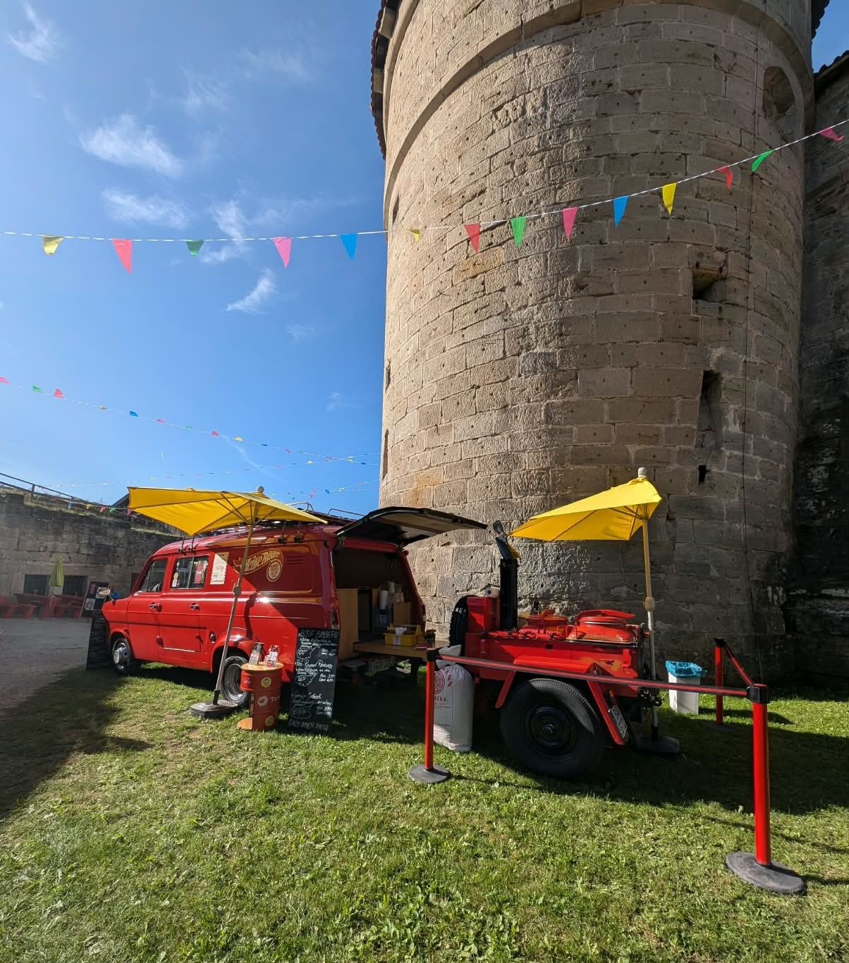 Foodtruck auf dem Festgelände mit Menütafel und Biergarten
